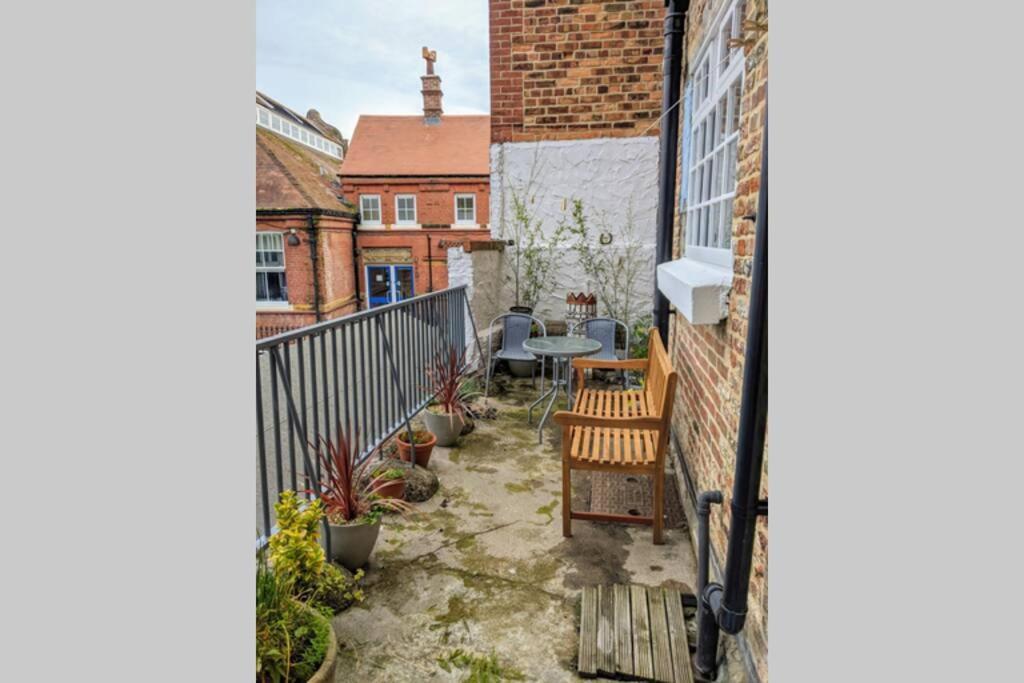 200 Year Old Large Townhouse With Sea Views Villa Scarborough Exterior photo